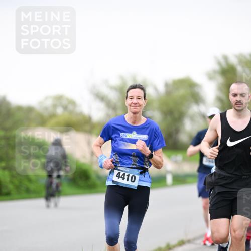 07.04.2024 - 43. Internationalen Wilhelmsburger Insellauf Dr. Thomas Lammeyer http://msf.ph/oto/6040218 07.04.2024 10:34:33 Laufen 4410 meine-sportfotos.de