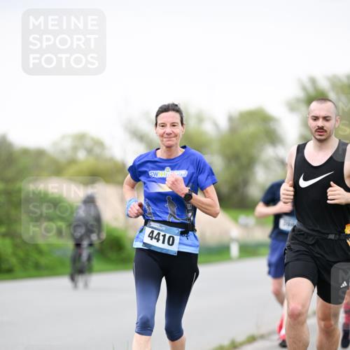 07.04.2024 - 43. Internationalen Wilhelmsburger Insellauf Dr. Thomas Lammeyer http://msf.ph/oto/6040219 07.04.2024 10:34:33 Laufen 4410 meine-sportfotos.de