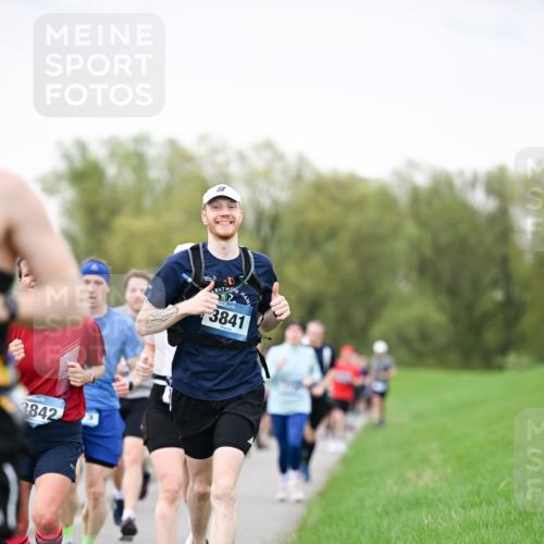 07.04.2024 - 43. Internationalen Wilhelmsburger Insellauf Dr. Thomas Lammeyer http://msf.ph/oto/6040226 07.04.2024 10:34:34 Laufen 3842, 2, 3841 meine-sportfotos.de