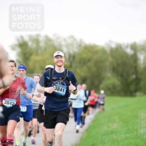 07.04.2024 - 43. Internationalen Wilhelmsburger Insellauf Dr. Thomas Lammeyer http://msf.ph/oto/6040227 07.04.2024 10:34:35 Laufen 3842, 13, 3841 meine-sportfotos.de