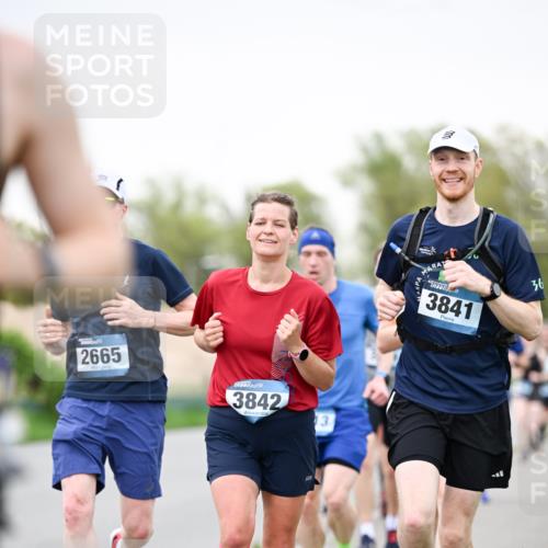 07.04.2024 - 43. Internationalen Wilhelmsburger Insellauf Dr. Thomas Lammeyer http://msf.ph/oto/6040229 07.04.2024 10:34:36 Laufen 2665, 3842, 5, 3841, 36 meine-sportfotos.de