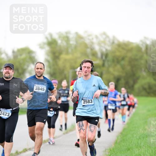 07.04.2024 - 43. Internationalen Wilhelmsburger Insellauf Dr. Thomas Lammeyer http://msf.ph/oto/6040460 07.04.2024 10:35:27 Laufen 2423, 3845, 2583 meine-sportfotos.de