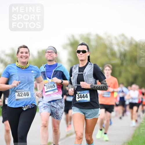 07.04.2024 - 43. Internationalen Wilhelmsburger Insellauf Dr. Thomas Lammeyer http://msf.ph/oto/6040516 07.04.2024 10:35:40 Laufen 4246, 3865, 3865, 3444, 77 meine-sportfotos.de