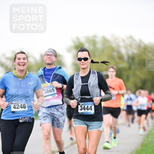 07.04.2024 - 43. Internationalen Wilhelmsburger Insellauf Dr. Thomas Lammeyer http://msf.ph/oto/6040517 07.04.2024 10:35:40 Laufen 4246, 3865, 1865, 3444 meine-sportfotos.de