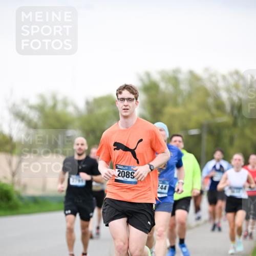 07.04.2024 - 43. Internationalen Wilhelmsburger Insellauf Dr. Thomas Lammeyer http://msf.ph/oto/6040532 07.04.2024 10:35:43 Laufen 2795, 2089, 244 meine-sportfotos.de