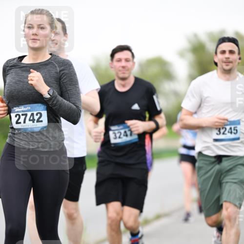 07.04.2024 - 43. Internationalen Wilhelmsburger Insellauf Dr. Thomas Lammeyer http://msf.ph/oto/6040619 07.04.2024 10:36:02 Laufen 2742, 3247, 3245 meine-sportfotos.de