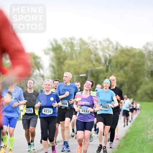 07.04.2024 - 43. Internationalen Wilhelmsburger Insellauf Dr. Thomas Lammeyer http://msf.ph/oto/6040772 07.04.2024 10:36:43 Laufen 39, 2808, 2292, 4239, 393, 2809 meine-sportfotos.de