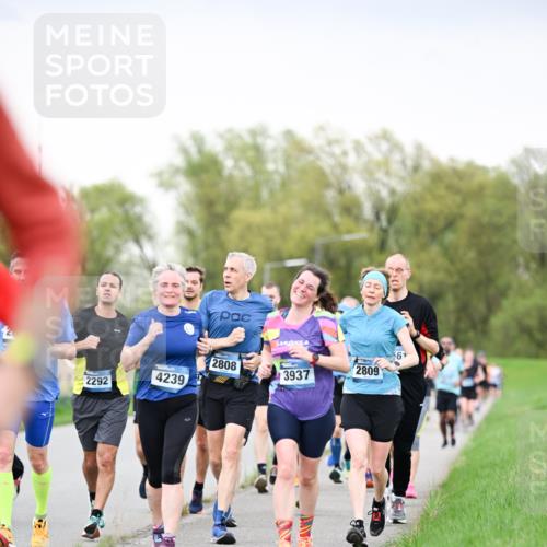 07.04.2024 - 43. Internationalen Wilhelmsburger Insellauf Dr. Thomas Lammeyer http://msf.ph/oto/6040774 07.04.2024 10:36:43 Laufen 2808, 2809, 3937, 4239, 2292 meine-sportfotos.de