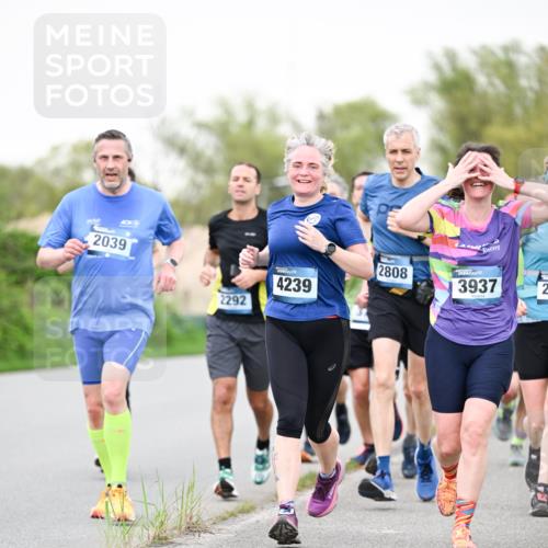 07.04.2024 - 43. Internationalen Wilhelmsburger Insellauf Dr. Thomas Lammeyer http://msf.ph/oto/6040784 07.04.2024 10:36:45 Laufen 2039, 2292, 4239, 2808, 3937 meine-sportfotos.de