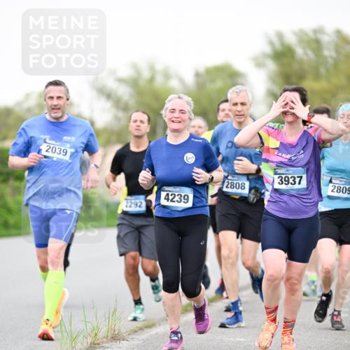 07.04.2024 - 43. Internationalen Wilhelmsburger Insellauf Dr. Thomas Lammeyer http://msf.ph/oto/6040786 07.04.2024 10:36:45 Laufen 2039, 2292, 4239, 2808, 3937, 2809 meine-sportfotos.de