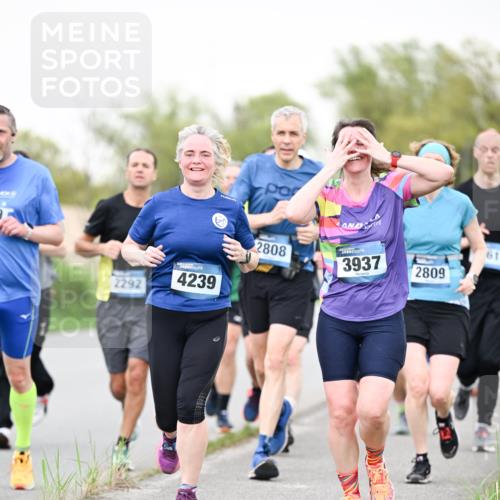 07.04.2024 - 43. Internationalen Wilhelmsburger Insellauf Dr. Thomas Lammeyer http://msf.ph/oto/6040788 07.04.2024 10:36:45 Laufen 2292, 4239, 2808, 3937, 2809, 61 meine-sportfotos.de