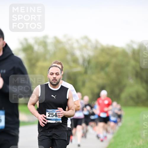 07.04.2024 - 43. Internationalen Wilhelmsburger Insellauf Dr. Thomas Lammeyer http://msf.ph/oto/6041045 07.04.2024 10:37:27 Laufen 254, 2545 meine-sportfotos.de