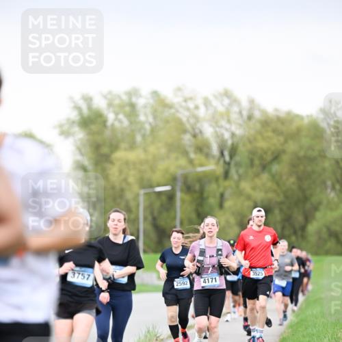 07.04.2024 - 43. Internationalen Wilhelmsburger Insellauf Dr. Thomas Lammeyer http://msf.ph/oto/6041060 07.04.2024 10:37:30 Laufen 3757, 3525, 2592, 4171 meine-sportfotos.de