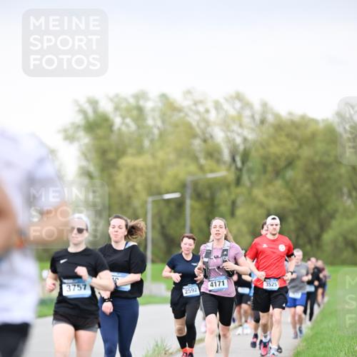 07.04.2024 - 43. Internationalen Wilhelmsburger Insellauf Dr. Thomas Lammeyer http://msf.ph/oto/6041062 07.04.2024 10:37:30 Laufen 3757, 4171, 2592, 3525 meine-sportfotos.de