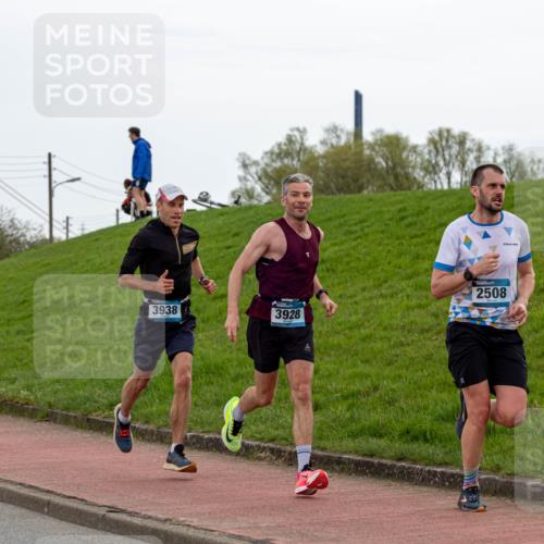 07.04.2024 - 43. Internationalen Wilhelmsburger Insellauf Michael Strokosch http://msf.ph/oto/6041124 07.04.2024 10:22:22 Laufen 3938, 3928, 2508 meine-sportfotos.de