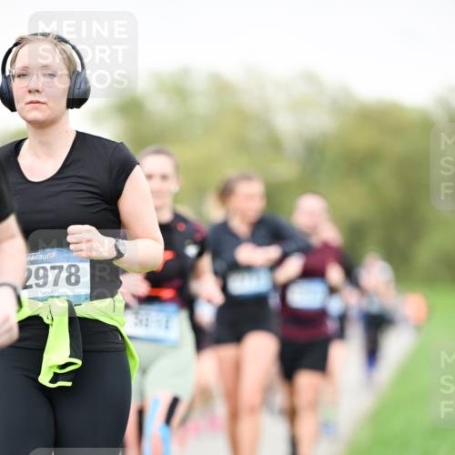 07.04.2024 - 43. Internationalen Wilhelmsburger Insellauf Dr. Thomas Lammeyer http://msf.ph/oto/6041310 07.04.2024 10:37:59 Laufen 2978 meine-sportfotos.de