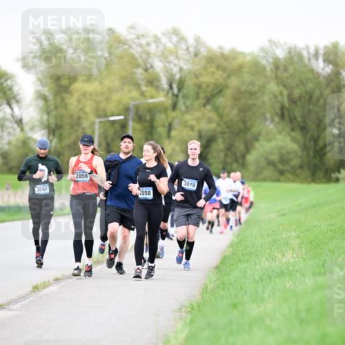 07.04.2024 - 43. Internationalen Wilhelmsburger Insellauf Dr. Thomas Lammeyer http://msf.ph/oto/6041708 07.04.2024 10:38:55 Laufen 3067, 2856, 2858, 3078 meine-sportfotos.de