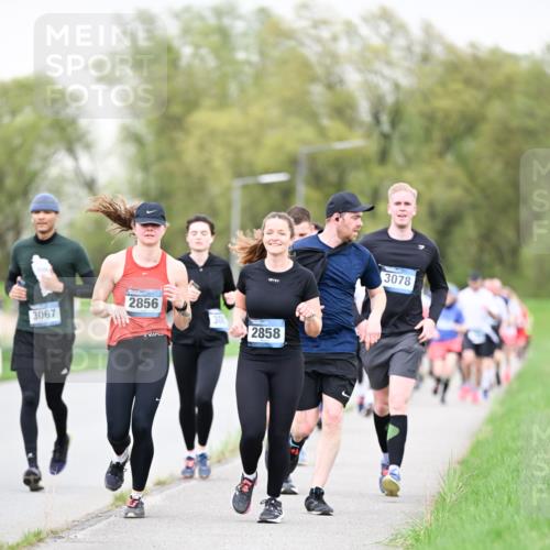 07.04.2024 - 43. Internationalen Wilhelmsburger Insellauf Dr. Thomas Lammeyer http://msf.ph/oto/6041717 07.04.2024 10:38:57 Laufen 2856, 3067, 300, 2858, 3078 meine-sportfotos.de