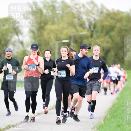 07.04.2024 - 43. Internationalen Wilhelmsburger Insellauf Dr. Thomas Lammeyer http://msf.ph/oto/6041719 07.04.2024 10:38:57 Laufen 3067, 0, 2856, 2858, 078 meine-sportfotos.de