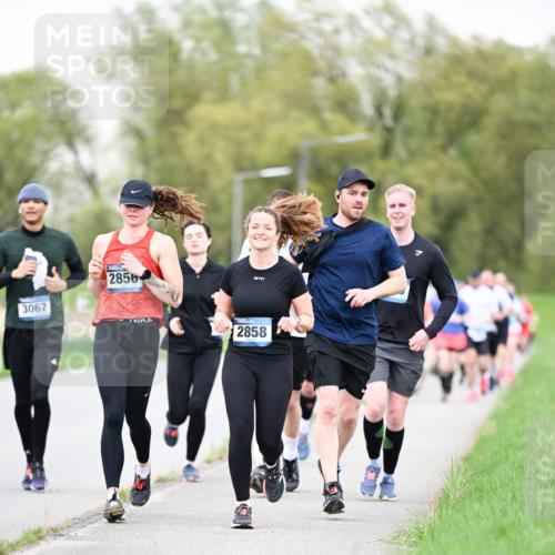 07.04.2024 - 43. Internationalen Wilhelmsburger Insellauf Dr. Thomas Lammeyer http://msf.ph/oto/6041721 07.04.2024 10:38:57 Laufen 2858, 3067, 2856, 10 meine-sportfotos.de
