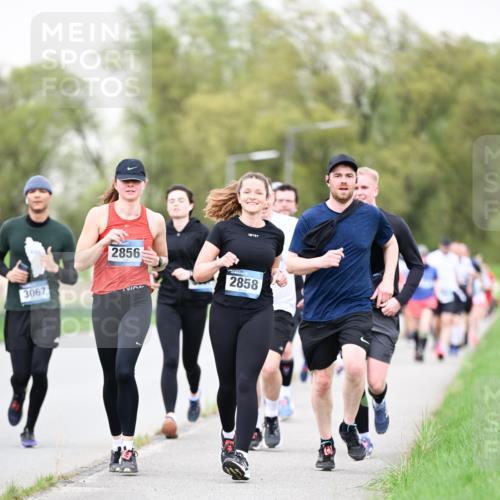 07.04.2024 - 43. Internationalen Wilhelmsburger Insellauf Dr. Thomas Lammeyer http://msf.ph/oto/6041725 07.04.2024 10:38:58 Laufen 2856, 3067, 2858 meine-sportfotos.de