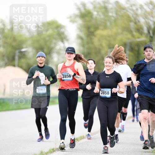07.04.2024 - 43. Internationalen Wilhelmsburger Insellauf Dr. Thomas Lammeyer http://msf.ph/oto/6041727 07.04.2024 10:38:58 Laufen 2856, 3067, 2858 meine-sportfotos.de