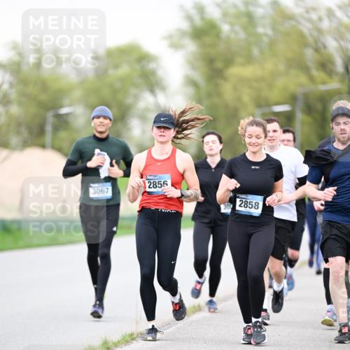 07.04.2024 - 43. Internationalen Wilhelmsburger Insellauf Dr. Thomas Lammeyer http://msf.ph/oto/6041728 07.04.2024 10:38:58 Laufen 3067, 2856, 2858 meine-sportfotos.de