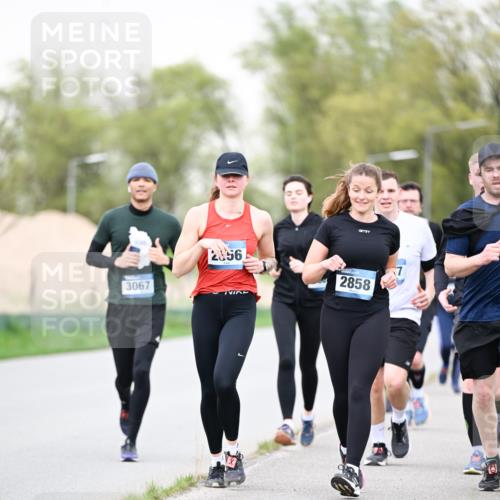 07.04.2024 - 43. Internationalen Wilhelmsburger Insellauf Dr. Thomas Lammeyer http://msf.ph/oto/6041730 07.04.2024 10:38:58 Laufen 3067, 2856, 2858 meine-sportfotos.de