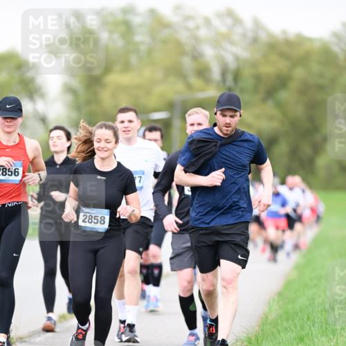 07.04.2024 - 43. Internationalen Wilhelmsburger Insellauf Dr. Thomas Lammeyer http://msf.ph/oto/6041739 07.04.2024 10:38:59 Laufen 2856, 2858 meine-sportfotos.de