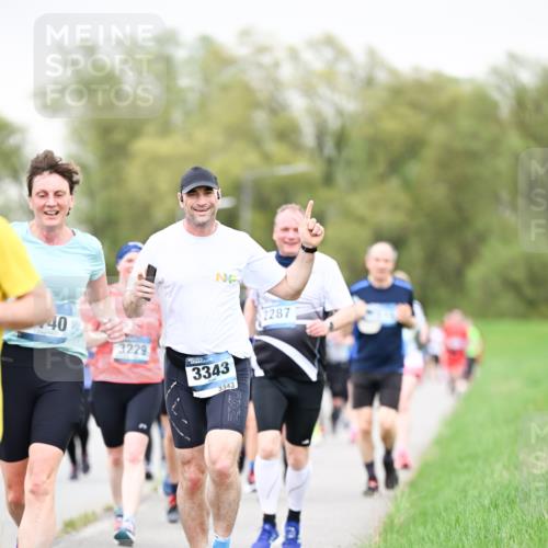 07.04.2024 - 43. Internationalen Wilhelmsburger Insellauf Dr. Thomas Lammeyer http://msf.ph/oto/6041842 07.04.2024 10:39:13 Laufen 40, 3229, 3343, 3343, 2287 meine-sportfotos.de