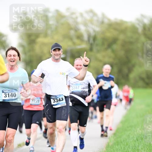 07.04.2024 - 43. Internationalen Wilhelmsburger Insellauf Dr. Thomas Lammeyer http://msf.ph/oto/6041844 07.04.2024 10:39:13 Laufen 10, 3140, 3229, 3343, 3343, 2287, 2 meine-sportfotos.de