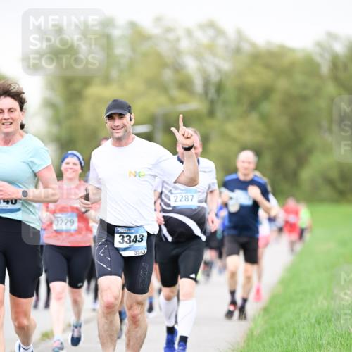 07.04.2024 - 43. Internationalen Wilhelmsburger Insellauf Dr. Thomas Lammeyer http://msf.ph/oto/6041847 07.04.2024 10:39:13 Laufen 101, 40, 3229, 3343, 3343, 2287 meine-sportfotos.de