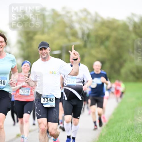 07.04.2024 - 43. Internationalen Wilhelmsburger Insellauf Dr. Thomas Lammeyer http://msf.ph/oto/6041852 07.04.2024 10:39:13 Laufen 2287, 40, 3229, 3343, 3343 meine-sportfotos.de