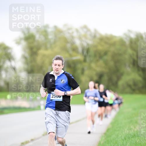 07.04.2024 - 43. Internationalen Wilhelmsburger Insellauf Dr. Thomas Lammeyer http://msf.ph/oto/6042145 07.04.2024 10:40:05 Laufen 2500 meine-sportfotos.de
