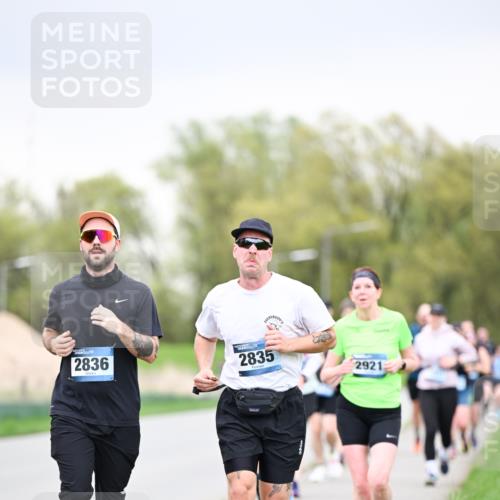 07.04.2024 - 43. Internationalen Wilhelmsburger Insellauf Dr. Thomas Lammeyer http://msf.ph/oto/6042269 07.04.2024 10:40:23 Laufen 2921, 2836, 2835 meine-sportfotos.de