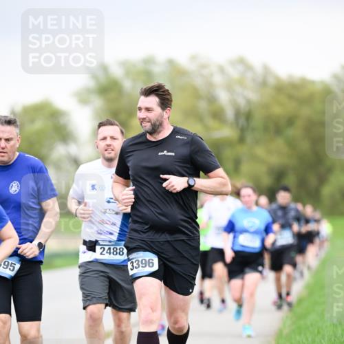07.04.2024 - 43. Internationalen Wilhelmsburger Insellauf Dr. Thomas Lammeyer http://msf.ph/oto/6042452 07.04.2024 10:40:45 Laufen 95, 2488, 3396 meine-sportfotos.de