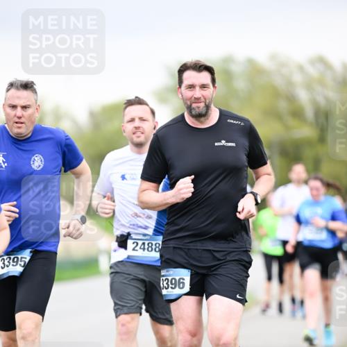 07.04.2024 - 43. Internationalen Wilhelmsburger Insellauf Dr. Thomas Lammeyer http://msf.ph/oto/6042465 07.04.2024 10:40:46 Laufen 3395, 2488, 396 meine-sportfotos.de