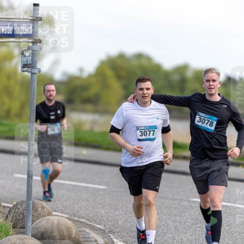 07.04.2024 - 43. Internationalen Wilhelmsburger Insellauf Michael Strokosch http://msf.ph/oto/6042514 07.04.2024 11:12:37 Laufen 3077, 3078 meine-sportfotos.de