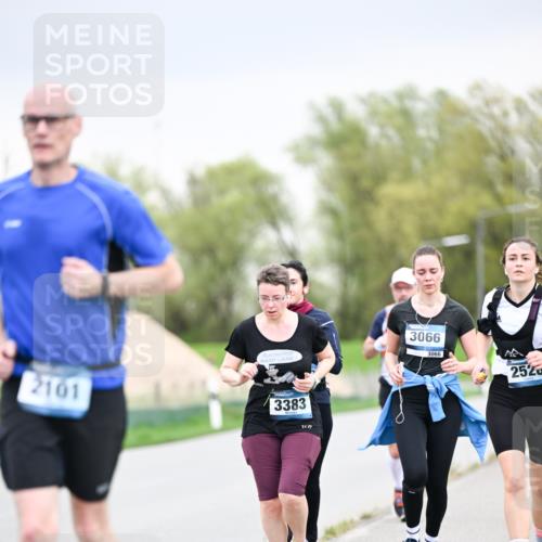 07.04.2024 - 43. Internationalen Wilhelmsburger Insellauf Dr. Thomas Lammeyer http://msf.ph/oto/6043019 07.04.2024 10:41:40 Laufen 2101, 3383, 7, 7, 3066, 3066, 252 meine-sportfotos.de