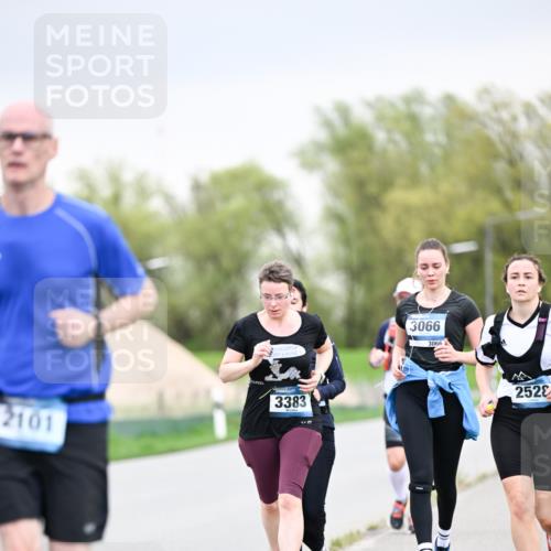 07.04.2024 - 43. Internationalen Wilhelmsburger Insellauf Dr. Thomas Lammeyer http://msf.ph/oto/6043022 07.04.2024 10:41:40 Laufen 2101, 3066, 3066, 3383, 777, 2528 meine-sportfotos.de