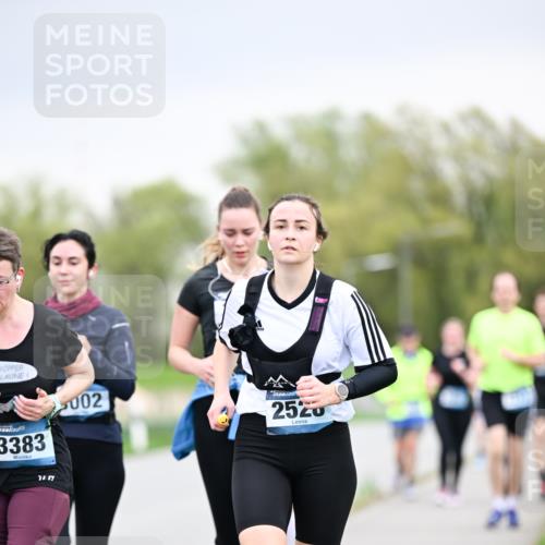 07.04.2024 - 43. Internationalen Wilhelmsburger Insellauf Dr. Thomas Lammeyer http://msf.ph/oto/6043050 07.04.2024 10:41:43 Laufen 3383, 002, 2520, 717, 21 meine-sportfotos.de