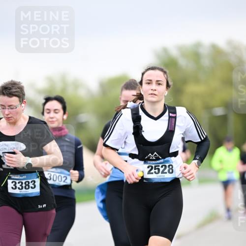 07.04.2024 - 43. Internationalen Wilhelmsburger Insellauf Dr. Thomas Lammeyer http://msf.ph/oto/6043063 07.04.2024 10:41:43 Laufen 3383, 3002, 7, 2528 meine-sportfotos.de