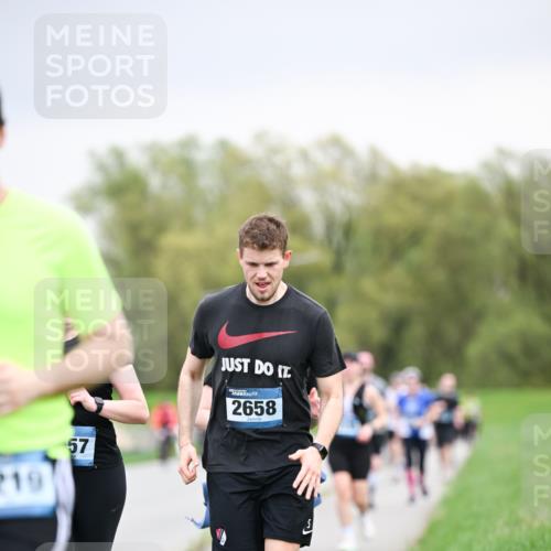 07.04.2024 - 43. Internationalen Wilhelmsburger Insellauf Dr. Thomas Lammeyer http://msf.ph/oto/6043154 07.04.2024 10:41:51 Laufen 219, 57, 2658 meine-sportfotos.de