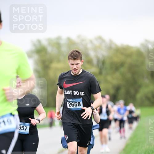 07.04.2024 - 43. Internationalen Wilhelmsburger Insellauf Dr. Thomas Lammeyer http://msf.ph/oto/6043155 07.04.2024 10:41:51 Laufen 19, 657, 2658 meine-sportfotos.de