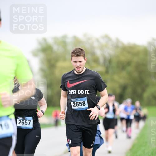 07.04.2024 - 43. Internationalen Wilhelmsburger Insellauf Dr. Thomas Lammeyer http://msf.ph/oto/6043158 07.04.2024 10:41:51 Laufen 2657, 2658 meine-sportfotos.de