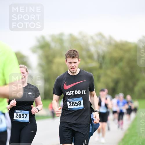 07.04.2024 - 43. Internationalen Wilhelmsburger Insellauf Dr. Thomas Lammeyer http://msf.ph/oto/6043162 07.04.2024 10:41:52 Laufen 2657, 2658 meine-sportfotos.de