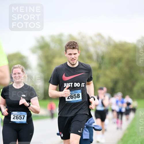07.04.2024 - 43. Internationalen Wilhelmsburger Insellauf Dr. Thomas Lammeyer http://msf.ph/oto/6043165 07.04.2024 10:41:52 Laufen 2657, 2658 meine-sportfotos.de