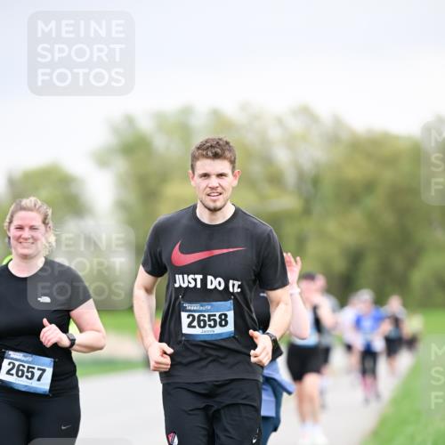 07.04.2024 - 43. Internationalen Wilhelmsburger Insellauf Dr. Thomas Lammeyer http://msf.ph/oto/6043171 07.04.2024 10:41:52 Laufen 2657, 2658 meine-sportfotos.de