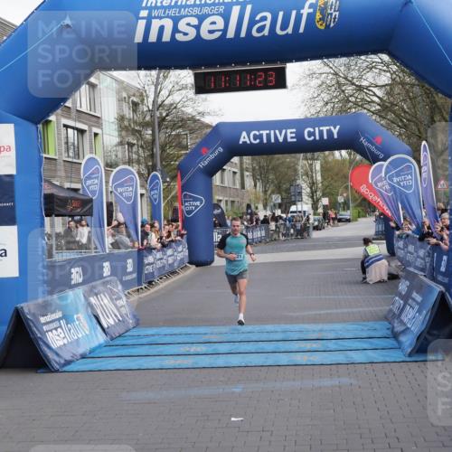 07.04.2024 - 43. Internationalen Wilhelmsburger Insellauf MichiJ http://msf.ph/oto/6043454 07.04.2024 11:11:22 Ziel 4421 meine-sportfotos.de