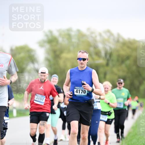 07.04.2024 - 43. Internationalen Wilhelmsburger Insellauf Dr. Thomas Lammeyer http://msf.ph/oto/6043619 07.04.2024 10:42:49 Laufen 3157, 4170, 01 meine-sportfotos.de
